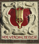901234 Afbeelding van de gevelsteen 'INDE VERGHULDE ELGE(R)', in de voorgevel van het pand Vismarkt 9 te Utrecht.